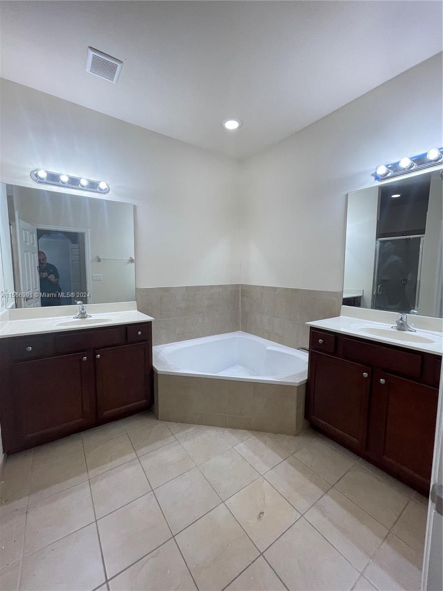 KENDALL COMMONS RESIDENTI - Residential Lease