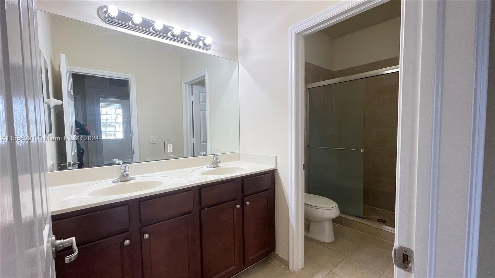 KENDALL COMMONS RESIDENTI - Residential Lease