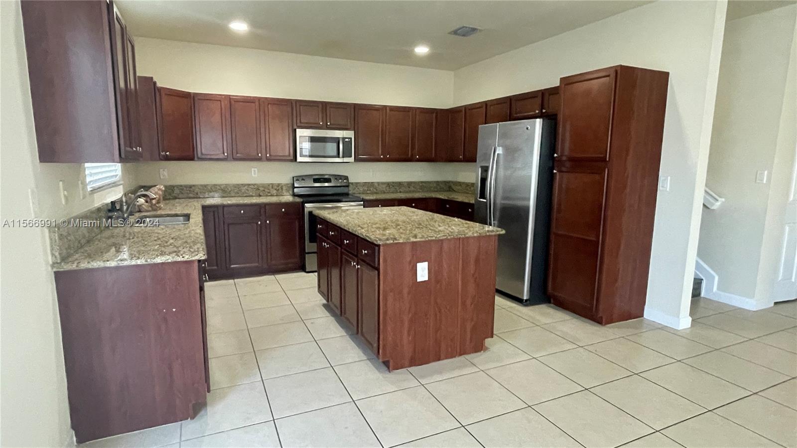 KENDALL COMMONS RESIDENTI - Residential Lease