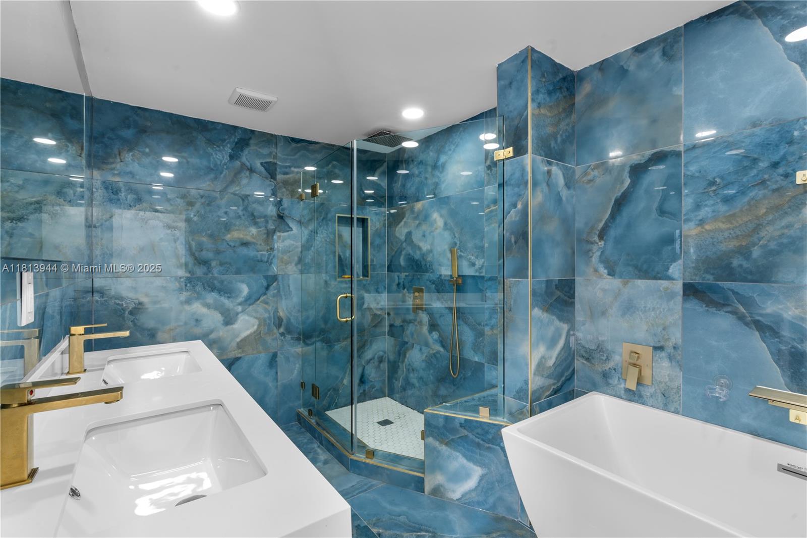 BRENTWOOD TOWNHOUSE 3 CON - Residential