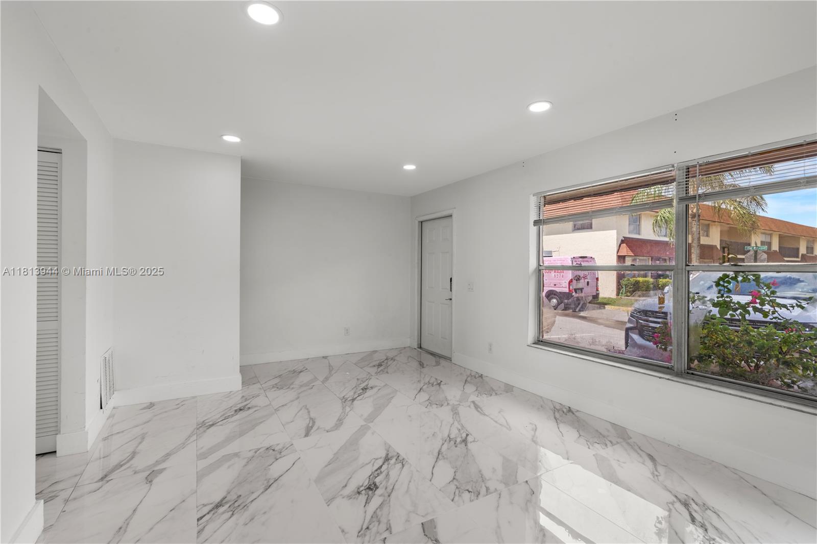 BRENTWOOD TOWNHOUSE 3 CON - Residential