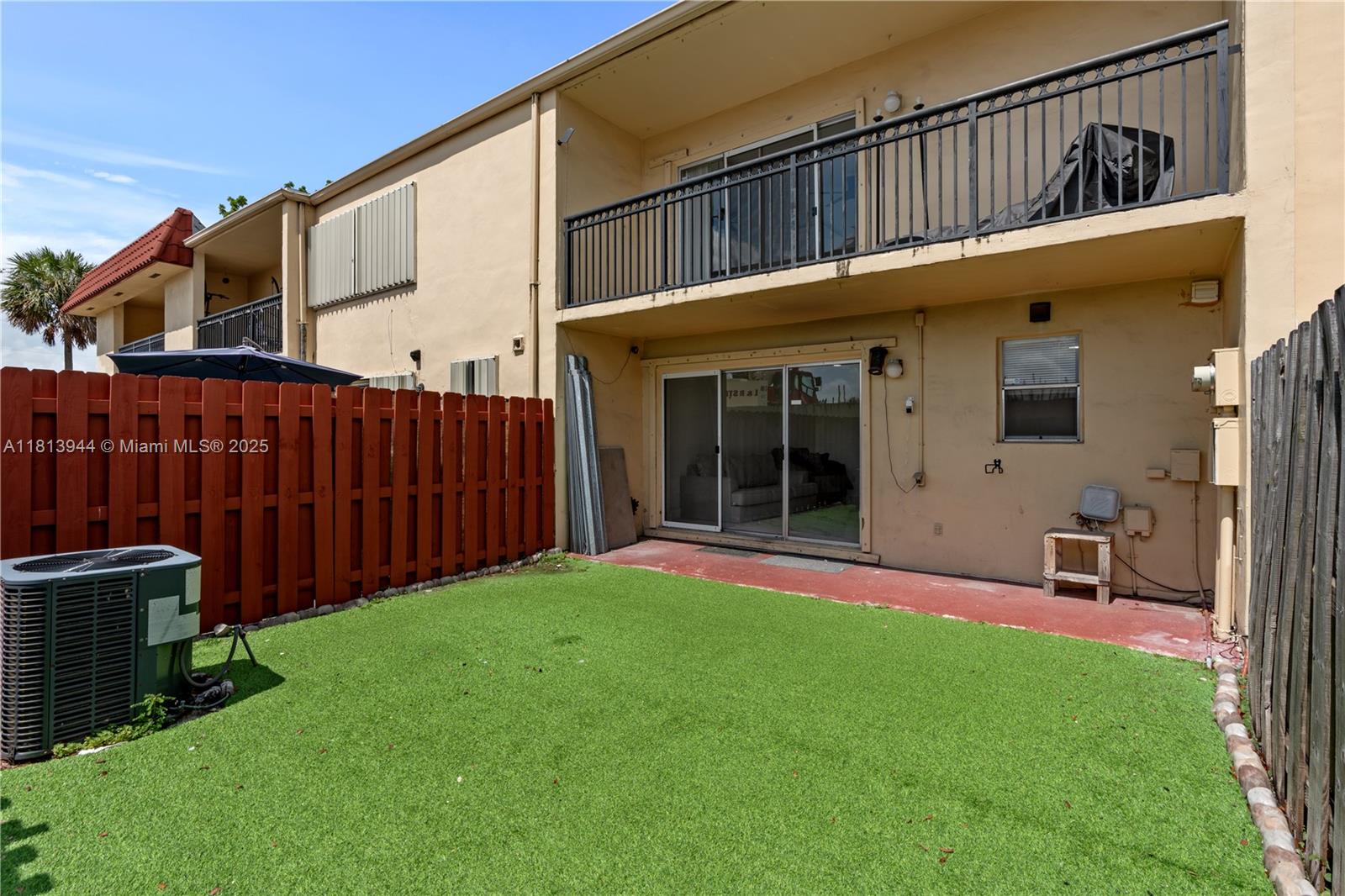 BRENTWOOD TOWNHOUSE 3 CON - Residential