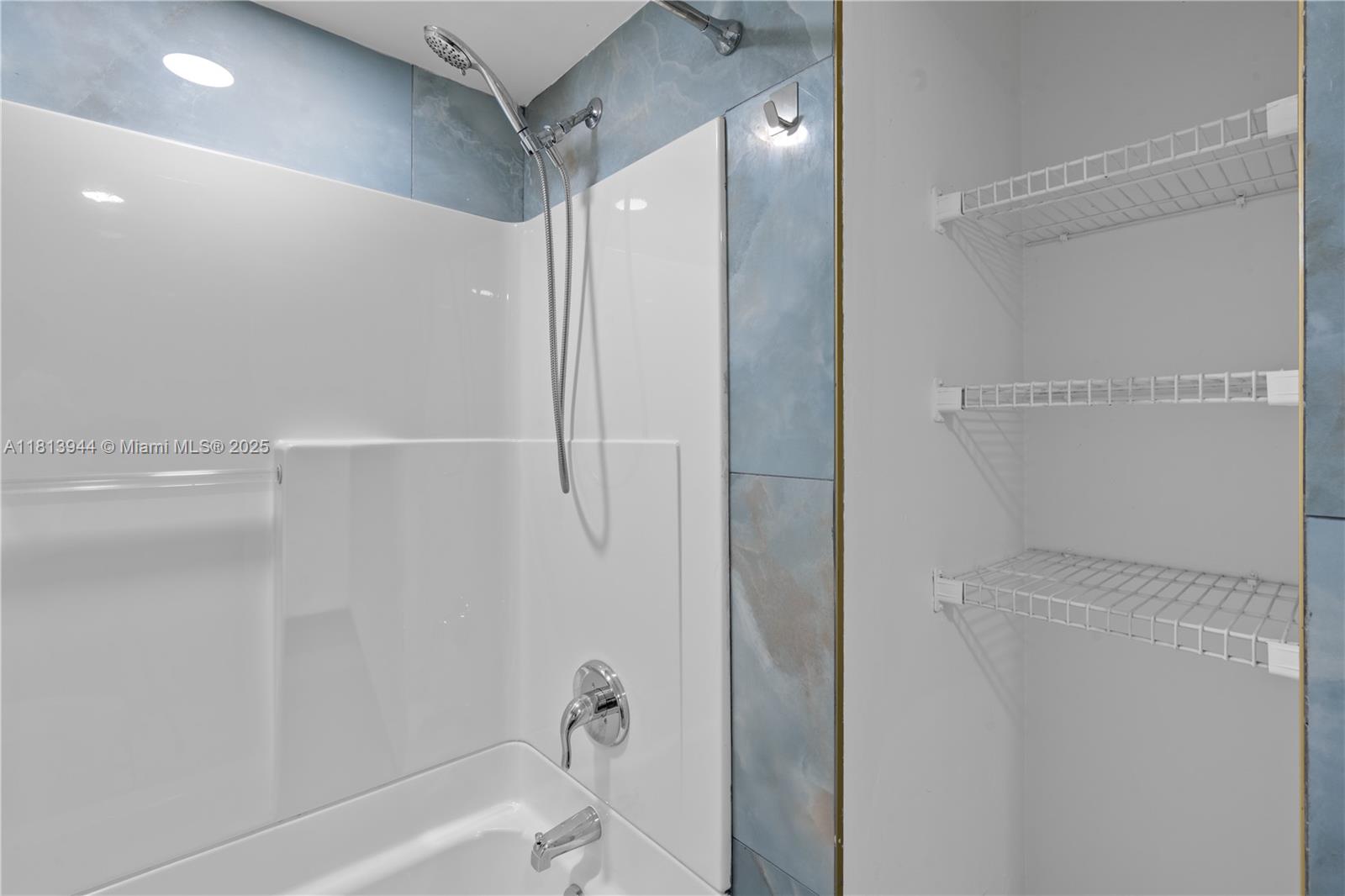 BRENTWOOD TOWNHOUSE 3 CON - Residential