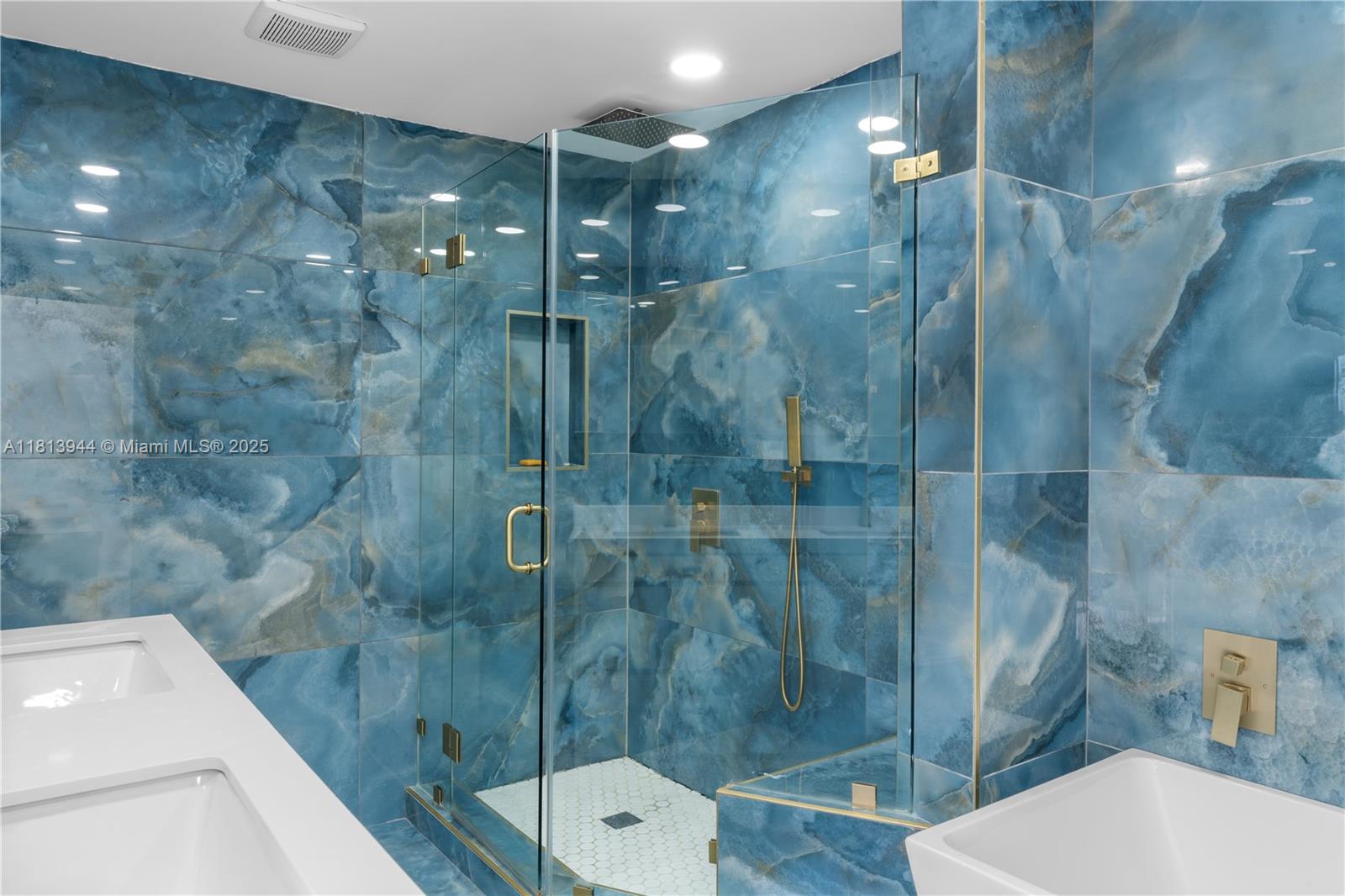 BRENTWOOD TOWNHOUSE 3 CON - Residential