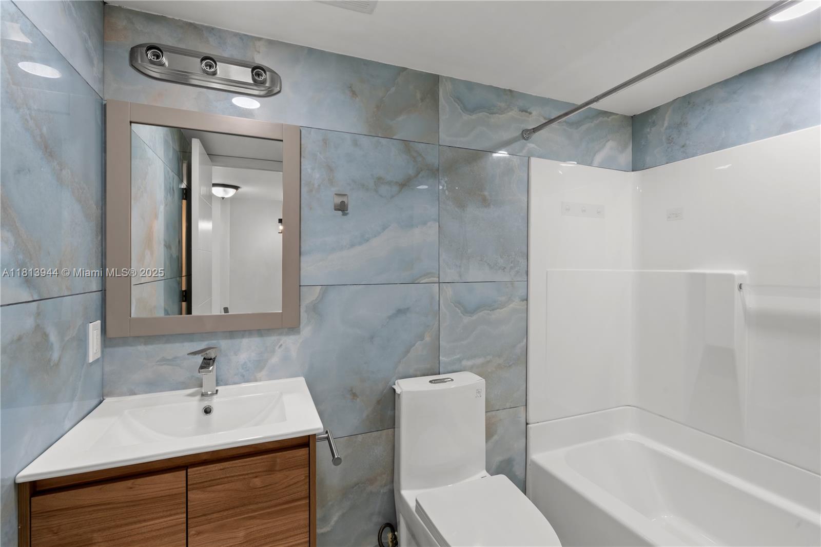 BRENTWOOD TOWNHOUSE 3 CON - Residential