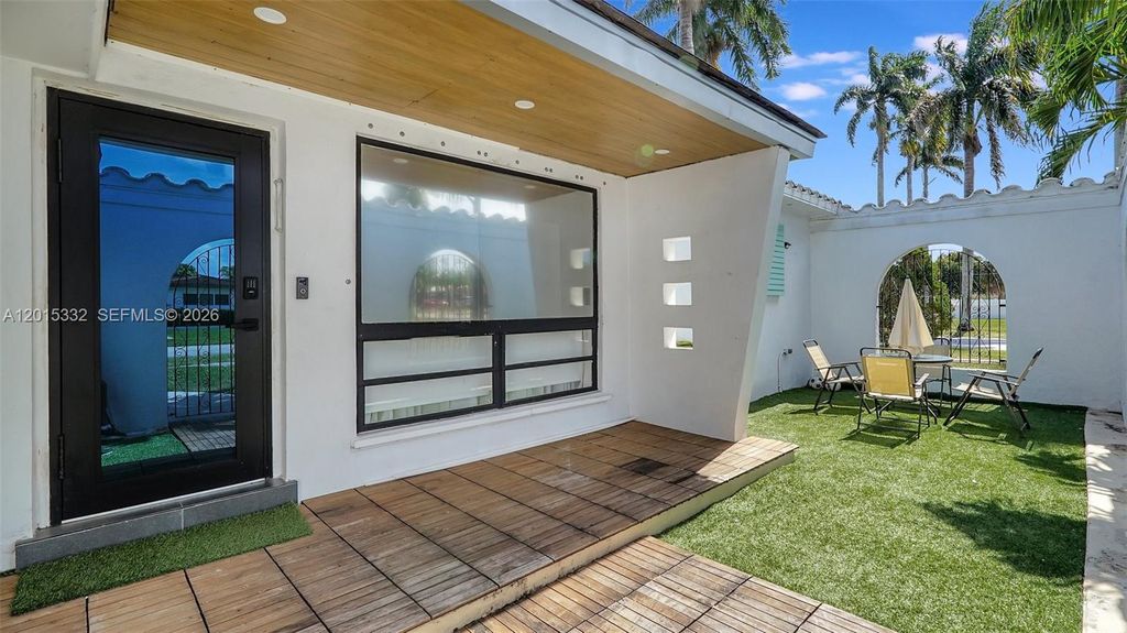 Photo of 603 N 32nd Ave, Hollywood, FL 33021 (MLS # A12015332)
