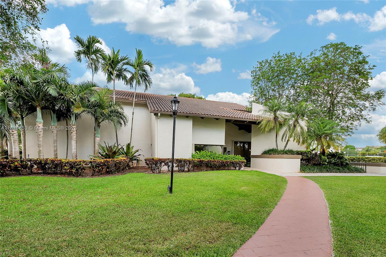 KINGS COURT WEST - Residential