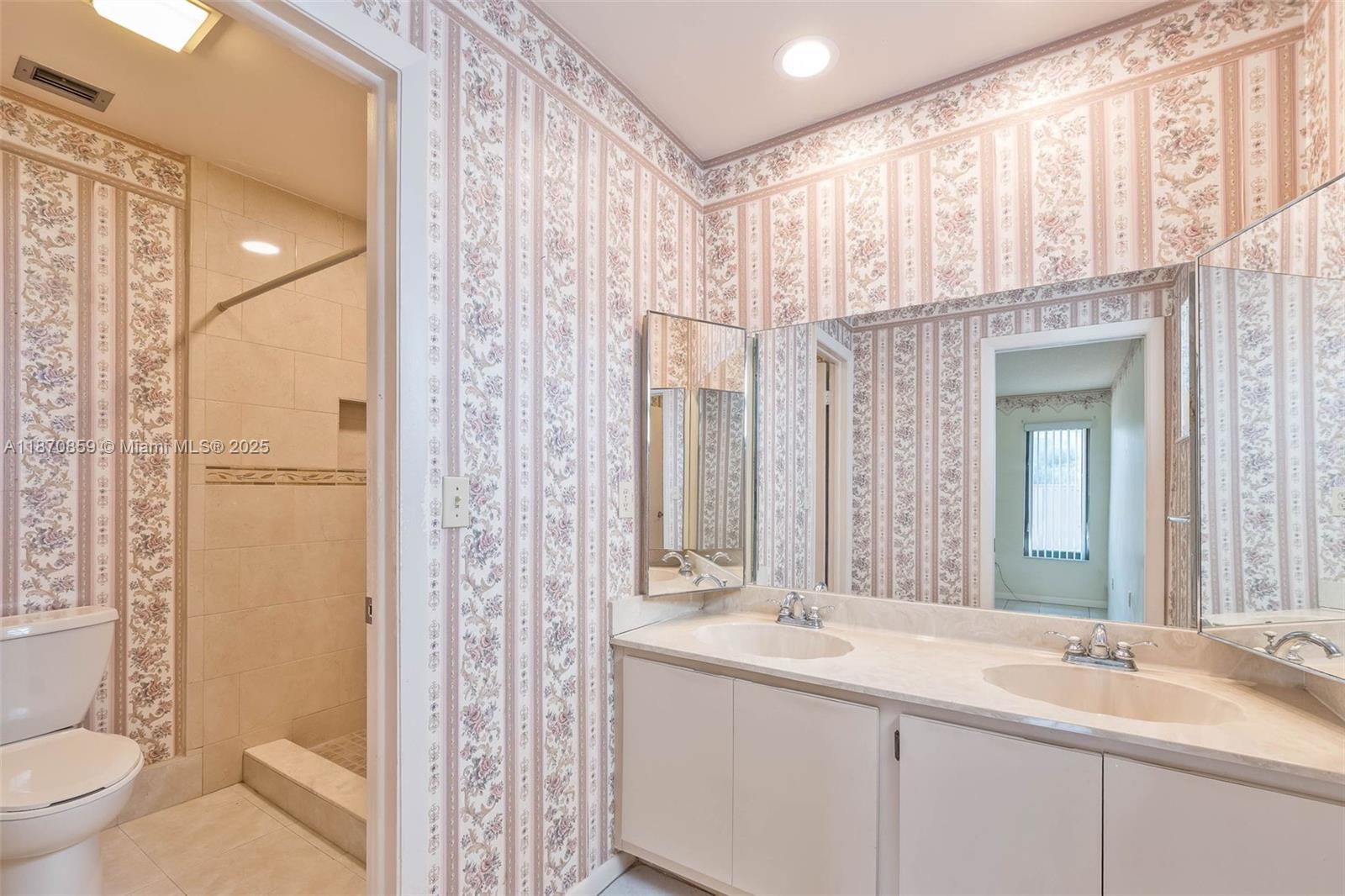 KINGS COURT WEST - Residential