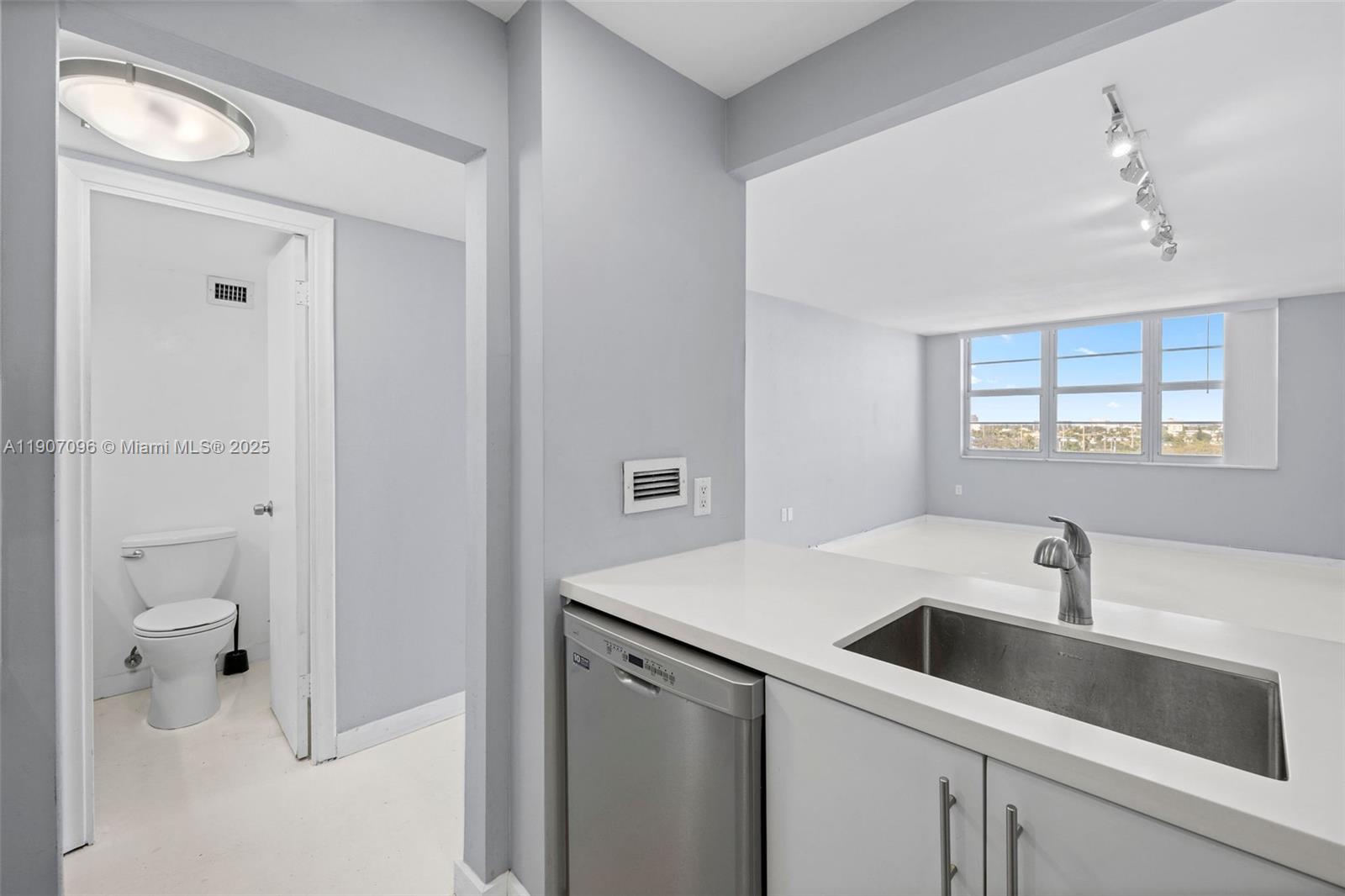 ADMIRAL TOWERS CONDO - Residential