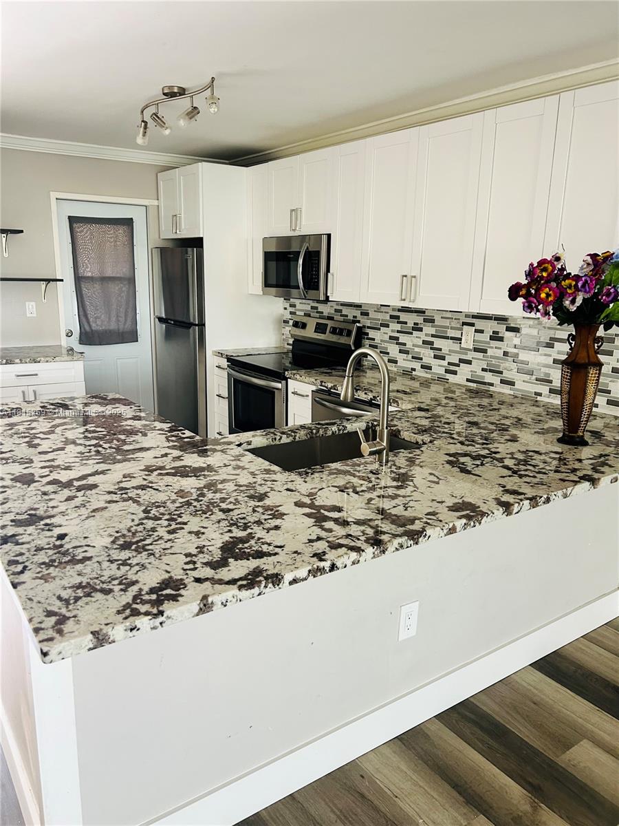 Rental Property at 1850 Ne 169th St 108, North Miami Beach, Miami-Dade County, Florida - Bedrooms: 1 
Bathrooms: 1  - $1,700 MO.