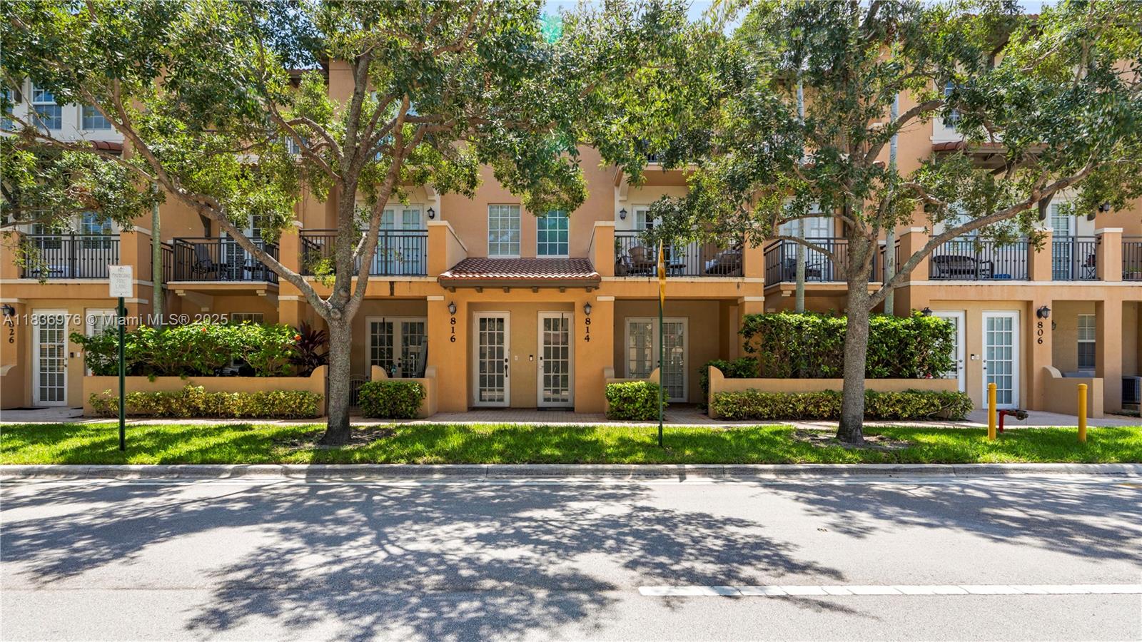 Beautiful Unit in the most desirable gated community Cobblestone in the Heart of West Pembroke Pines with 24/7 security patrol. New flooring, freshly painted and new blinds. Look no further Close to all major roads and shopping centers . Wholefoods, and many other dine in spot within walking parameters .Text or call listing agent for showings.