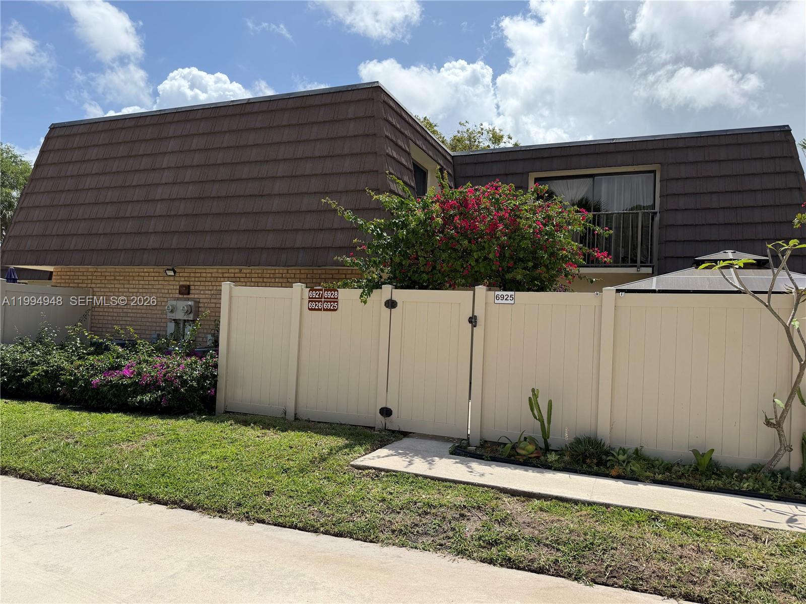 HERITAGE VILLAGE OF P B L - Residential