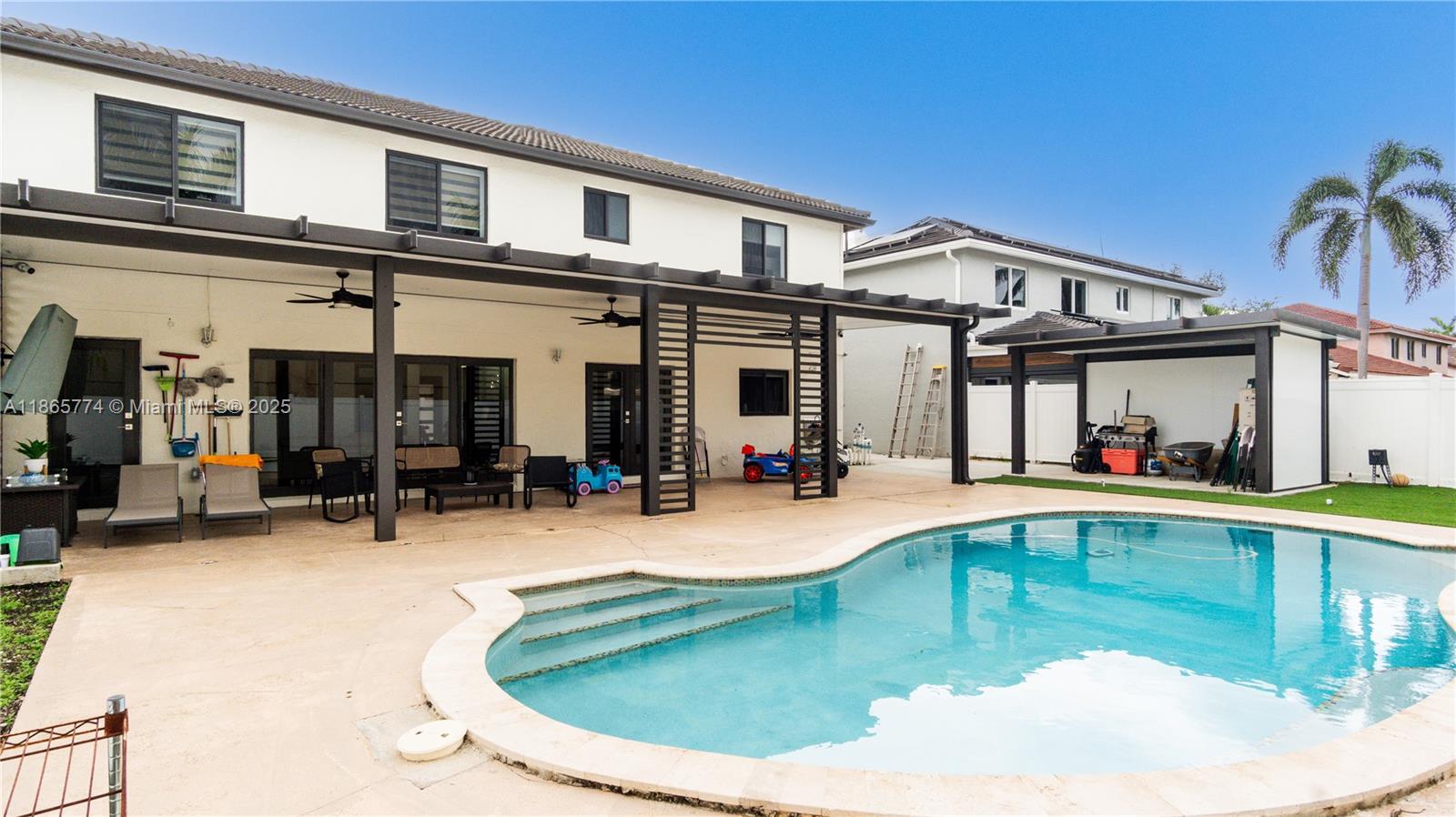 LAKES ON THE GREEN GLYNN - Residential