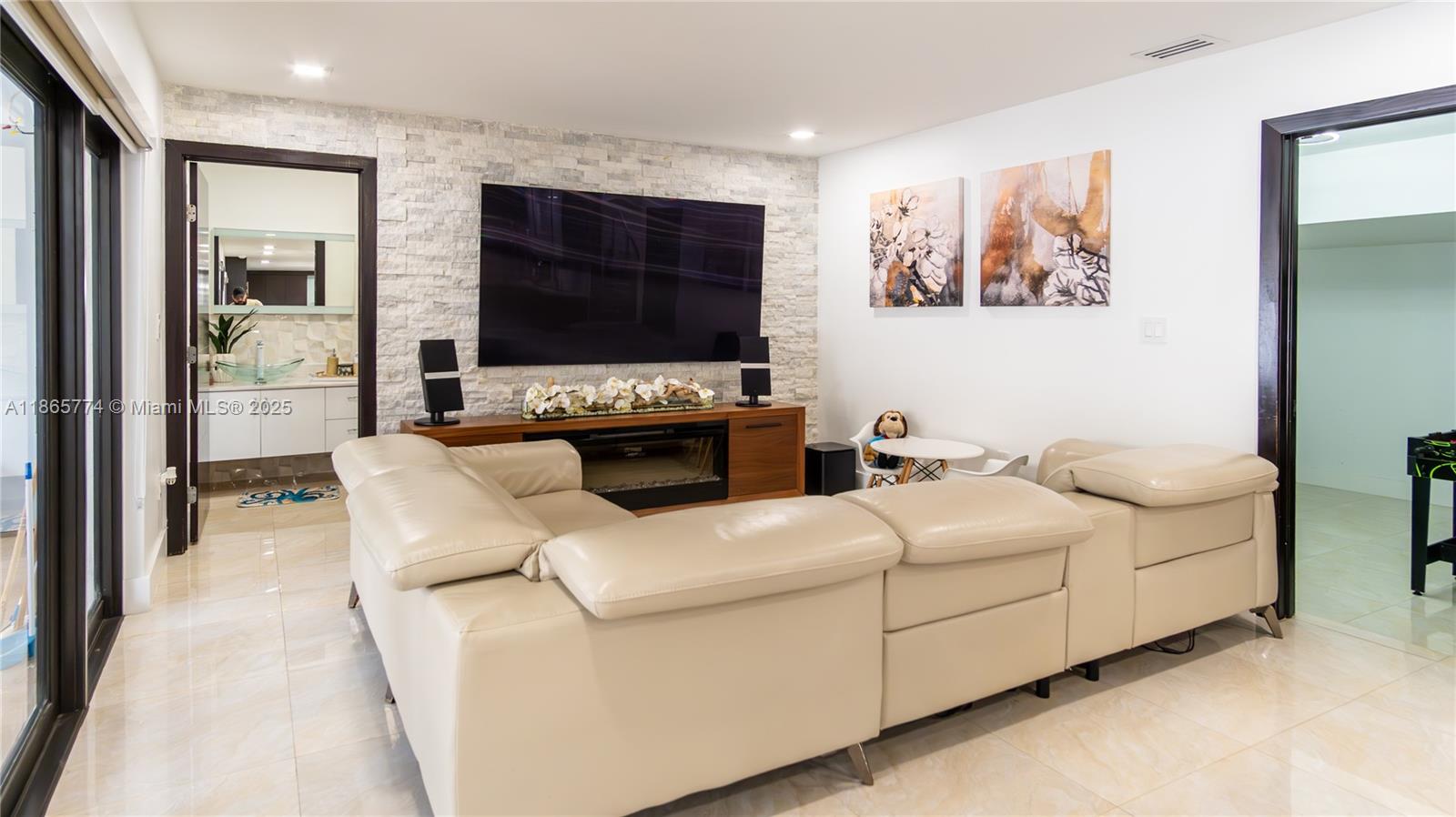 LAKES ON THE GREEN GLYNN - Residential