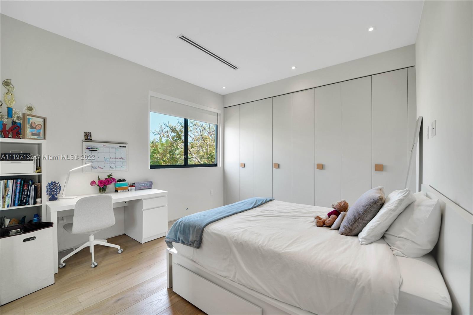 TROPICAL ISLE HOMES SUB 1 - Residential