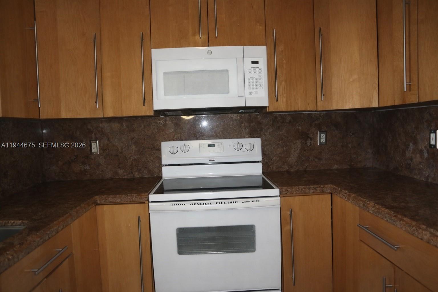 THE COURTS AT DORAL ISLES - Residential