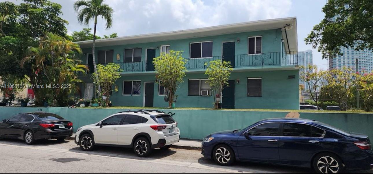 Spacious 1/1 unit in a quiet building. Centrally located near Brickell, Downtown, Beaches.