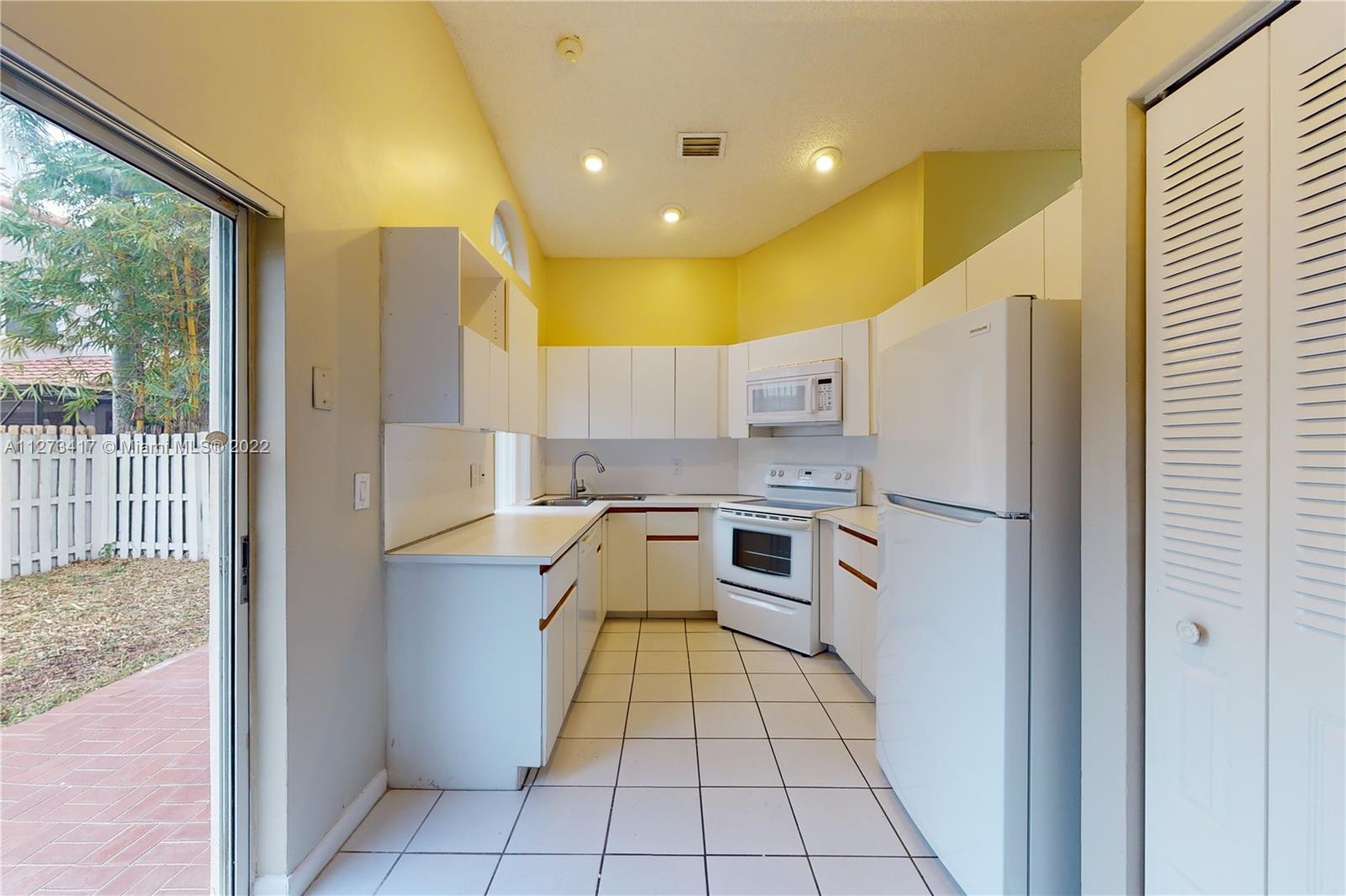 COUNTRY ISLES GARDEN HOME - Residential