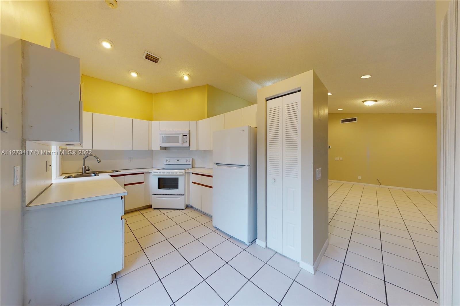 COUNTRY ISLES GARDEN HOME - Residential