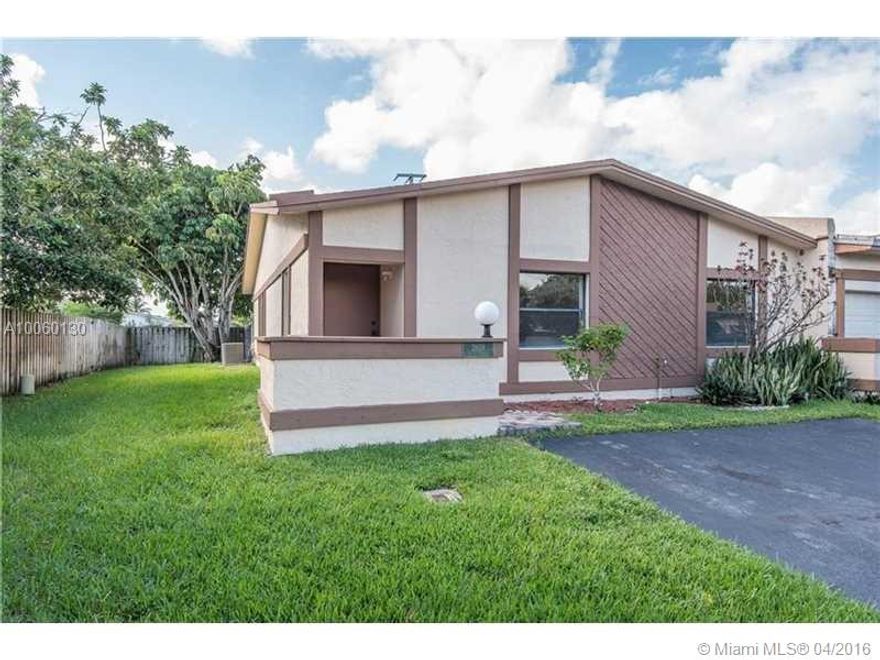 WOODEN CATHEDRAL CEILINGS WITH OPEN FLOOR PLAN. End lot with plenty of space. Has a nook area in the hallway before the master suite. There are also two guest rooms and two full bathrooms. Ideas for this nook include a nursery or an office/study room. Wonderful layout for families! A fenced-in patio can be enjoyed from the living room and the master suite. A modern AC to keep efficient and cool, as well as new Kitchen Cabinetry. A must see property ready to be your new home!