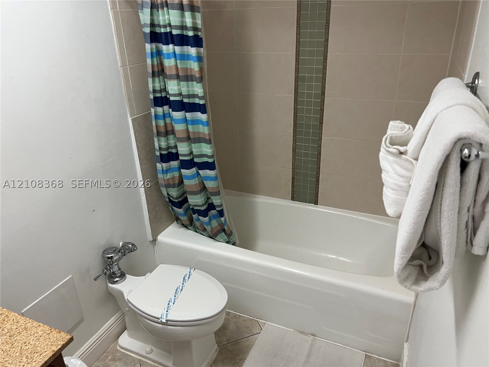 5445 Collins Ave 424
