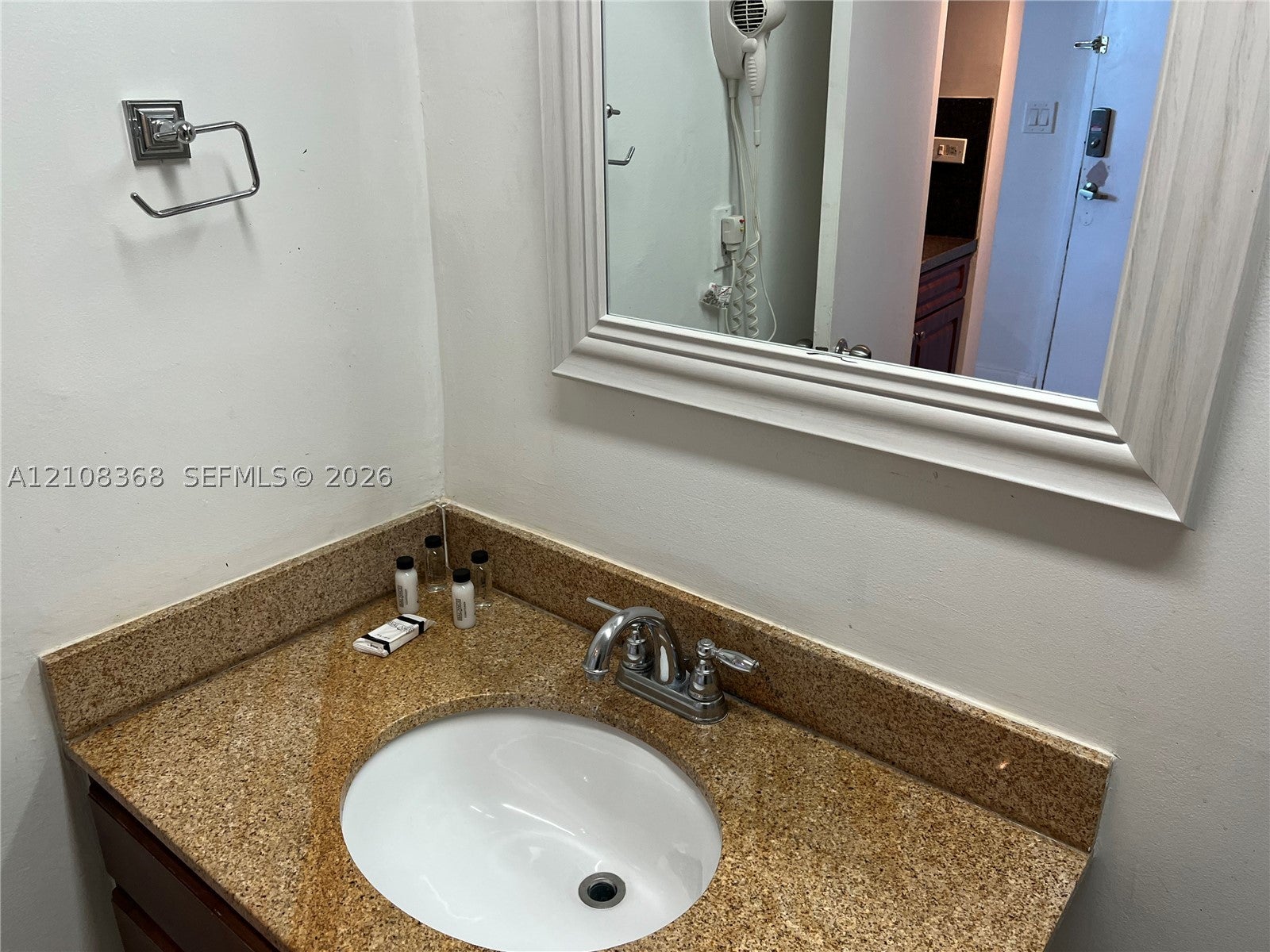 5445 Collins Ave 424