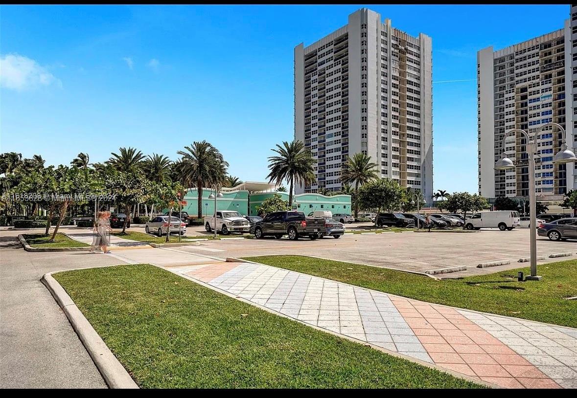 Amazing apartment one bedroom, one and half bath, big balcony , new kitchen, new floors, great location, washer and dryer at the unit, swimming pool and gym at the condo, easy access to the beach.
great community . Easy to show. Please text listing agent