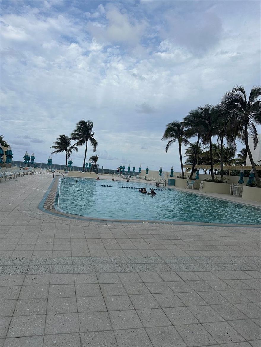 beautiful 1/11/2 ocean front condo in a full amenities building with heated pool, full y equipped state of the art gym and 24 hours valet. condo is close to hollywood boardwalk with its many restaurants and stores