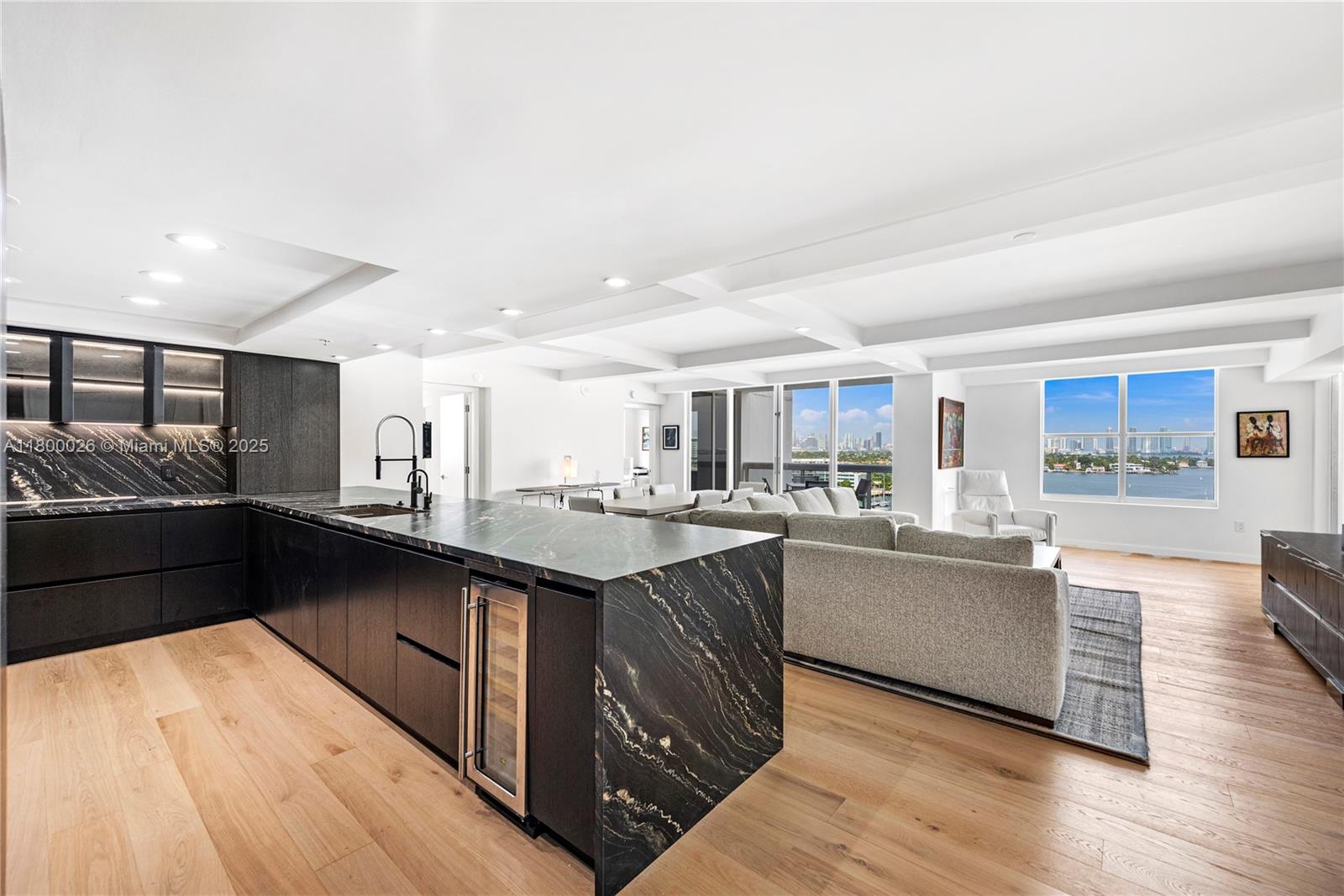 SUNSET HARBOUR SOUTH COND - Residential