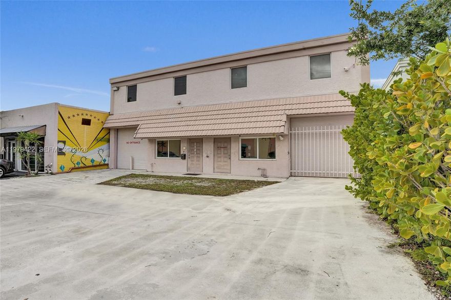 OPPORTUNITY freestanding office/warehouse in one of fort Lauderdale's most desirable industrial pockets. AC-4900 soft, has 4 roll up doors, offices renovated, B-3 zoning allowing for heavy-light industrial business use. Vacant ready for immediate occupancy and offers flexibility for owner/user or investor. This two floor warehouse is equipped with 2 full bathrooms, 2 half bathroom, full kitchen, lobby entrance, flow through garage from front bay door to back, split lofts and 8-20ft ceilings. 6-7 parking spots. Easy and close access to downtown, Hollywood International airport, Everglades, I-95, I-595 and Turnpike