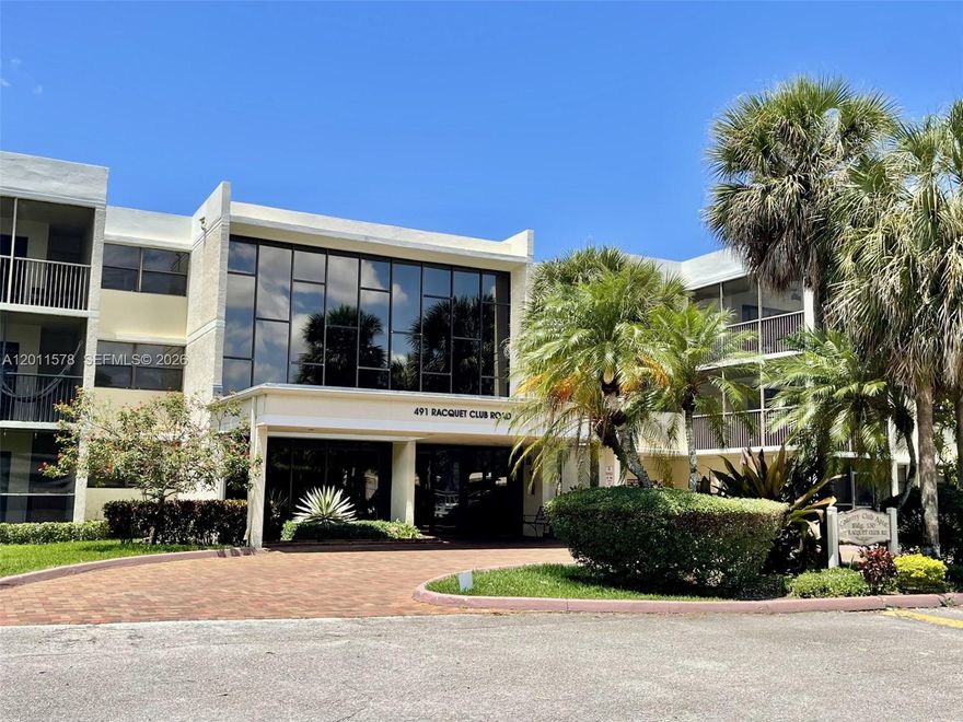 BRIGHT AND CLEAN 2 BEDROOMS / 2.5 BATHS UPDATED CONDO. NO CARPET, CERAMIC TILES AND NEW LUMINATED FLOORS IN BEDROOMS. KITCHEN HAS WOOD CABINATES AND GRANITE COUNTER TOPS. MAIN BEDROOM HAS A WALK-IN CLOSET. LARGE BALCONY AND BOTH BEDROOMS HAVE A BEAUTIFUL WATER VIEW. FULL SIZE WASHER AND DRYER IN THE UNIT. ELEVATOR IN THE BUILDING. SECURED MAIN ENTERENCE DOOR. STORAGE SPACE. INCLUDES ACCESS TO THE BONAVENTURE TOWN CENTER CLUB.  CLOSE TO SHOPPING AND HIGHWAYS. GOOD SCHOOLS.