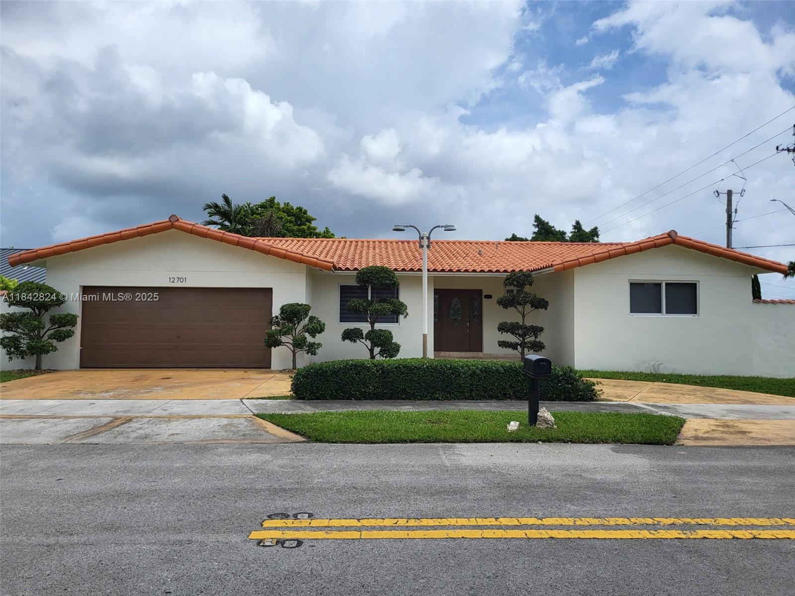 Beautiful and spacious 3/2 with a double car garage in the middle of the city! Close to schools,
shopping and highways.