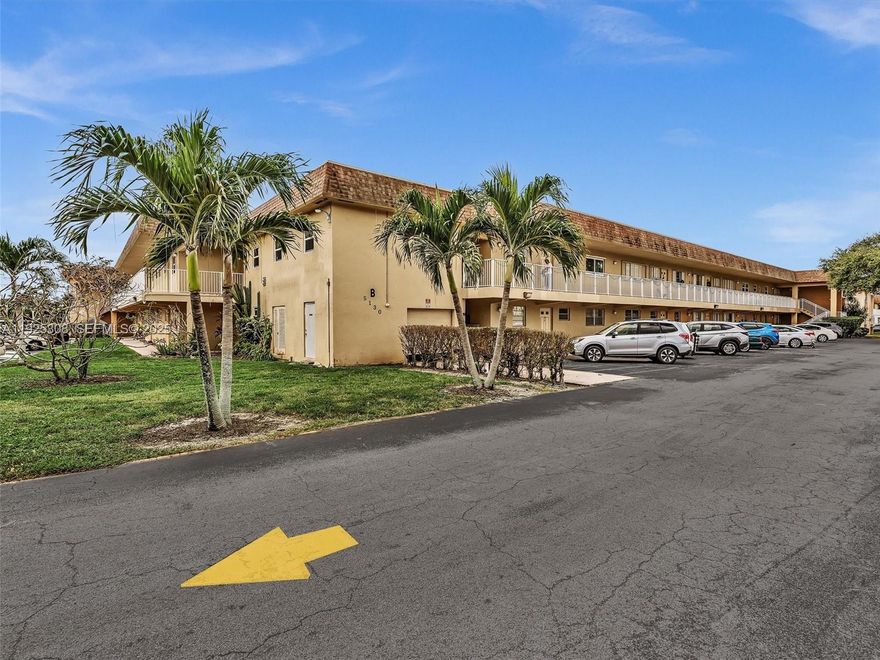 Renovated 1BR/1.5BA in a charming two-story building! Prime location near houses of worship, dining, shopping, beach & Hyde Resort. A must-see gem!