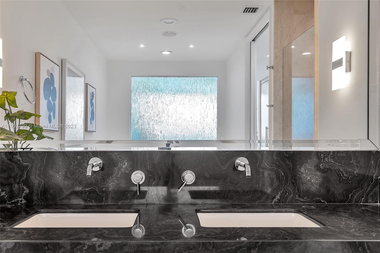 CONTINUUM ON SOUTH BEACH - Residential