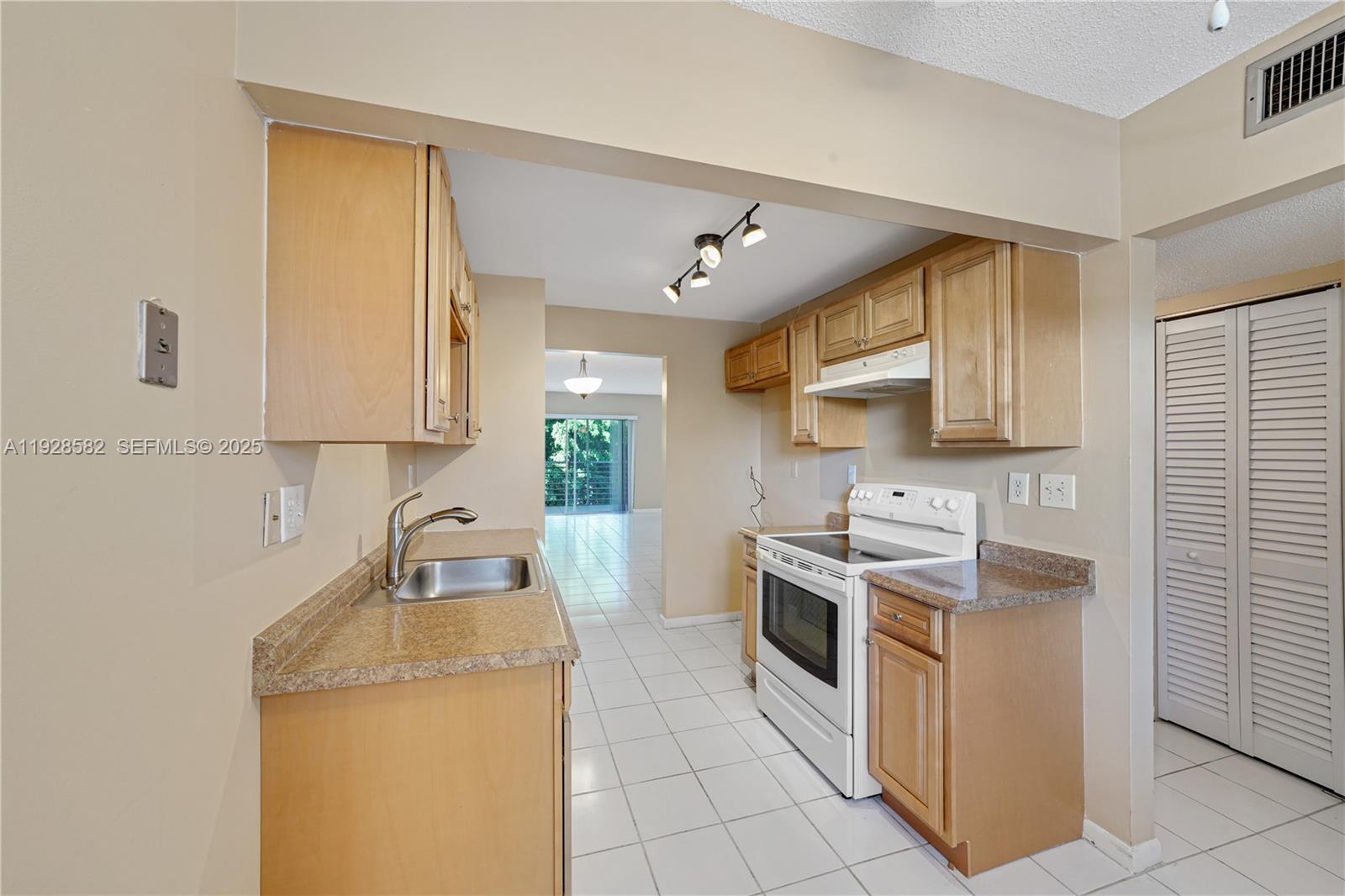 FAIRWAYS OF TAMARAC CONDO - Residential
