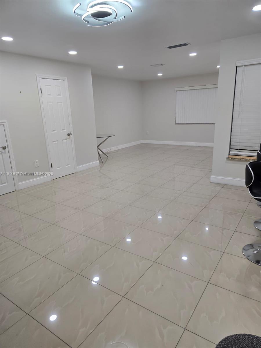 KENDALL LKS EAST PATIO CO - Residential Lease