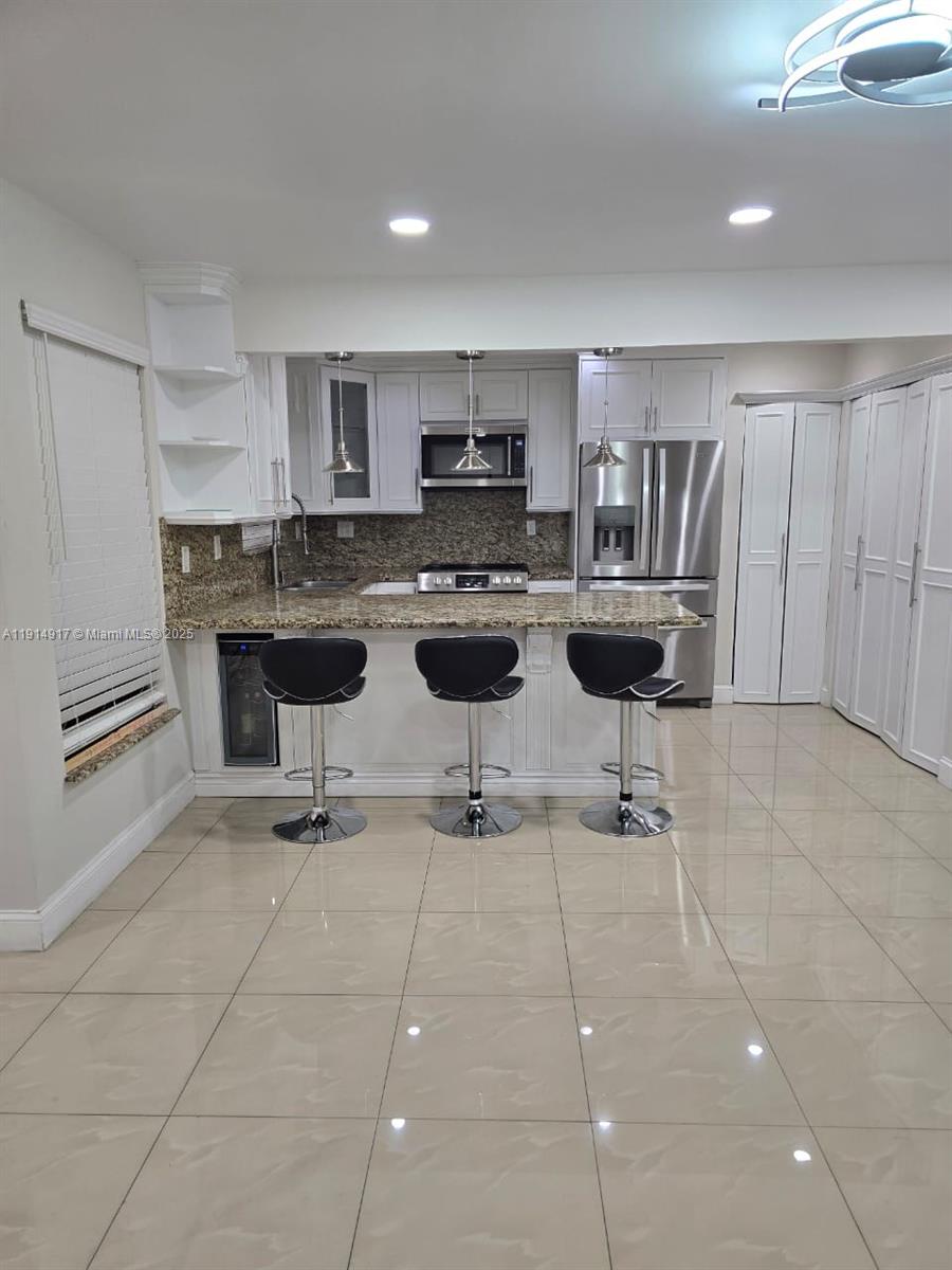 KENDALL LKS EAST PATIO CO - Residential Lease