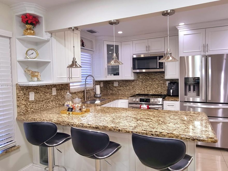 Beautiful Town house in Kendall Lakes, 2 bedrooms and 2 and a half bathrooms, All tiled on first floor and wood floors on second floors, very nice kitchen with all new stainless Steel appliances, washer and dryer, very spacious living area, accordion Shutters in all the windows, community pool, close to shopping Centers and high ways.
DONT MISS IT!!!