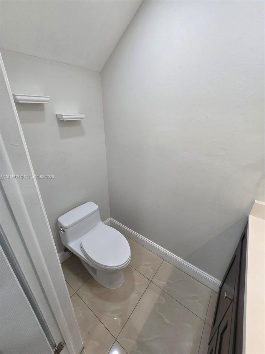 KENDALL LKS EAST PATIO CO - Residential Lease