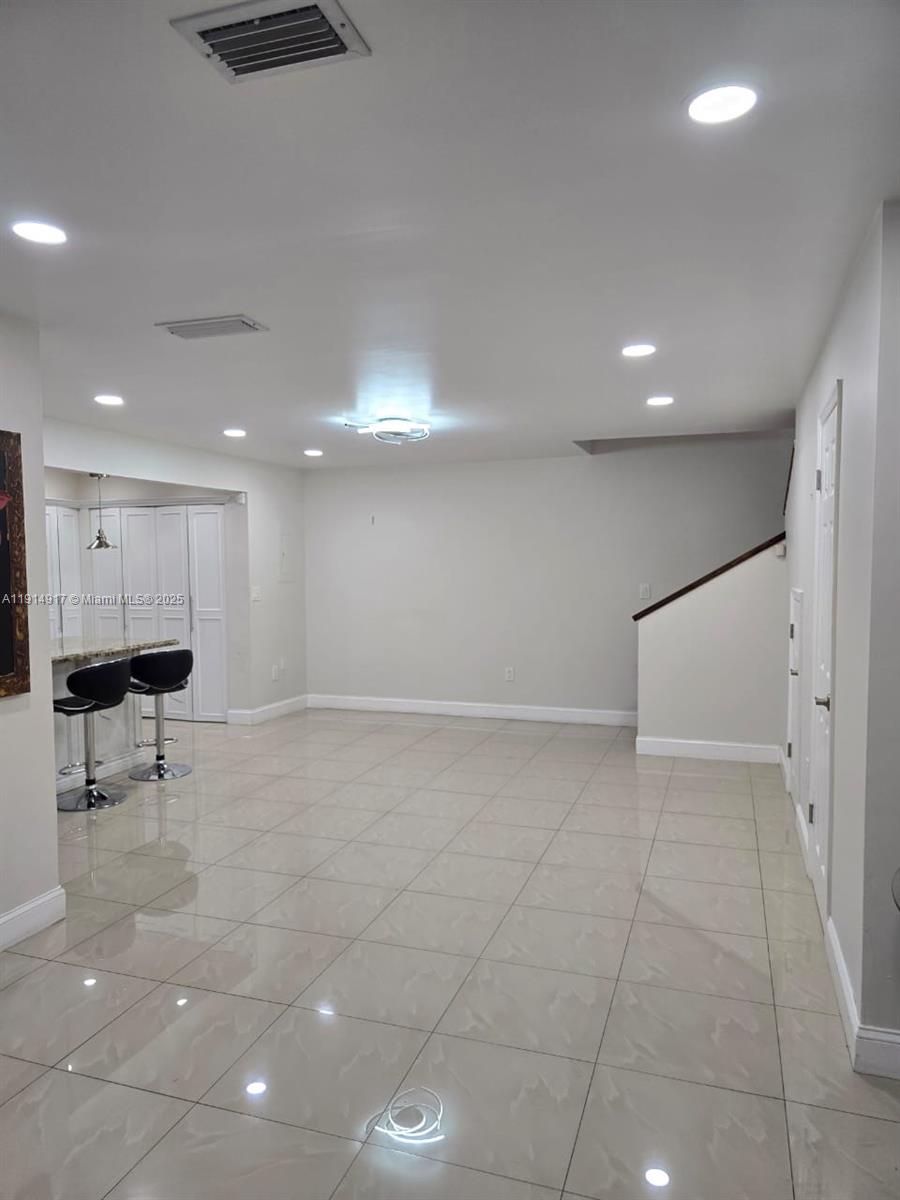 KENDALL LKS EAST PATIO CO - Residential Lease