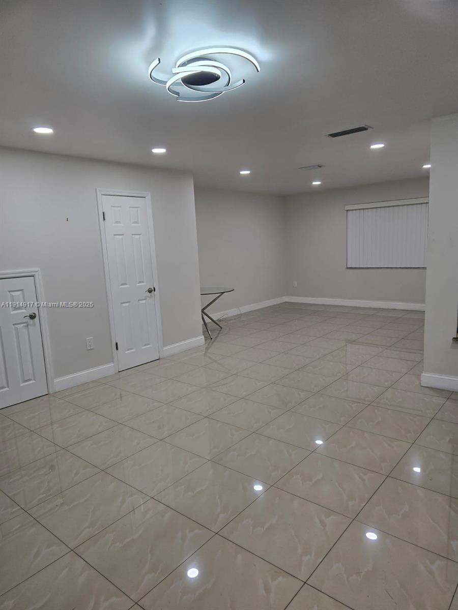 KENDALL LKS EAST PATIO CO - Residential Lease