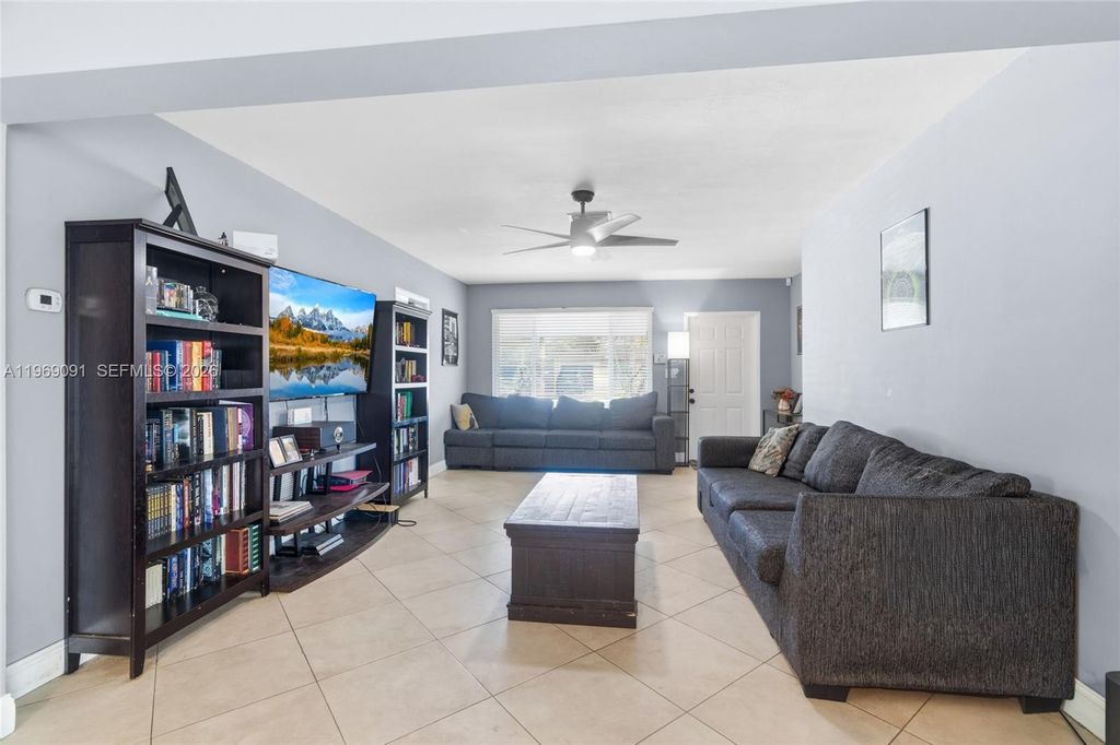 Photo of 822 N N 31st Rd, Hollywood, FL 33021 (MLS # A11969091)