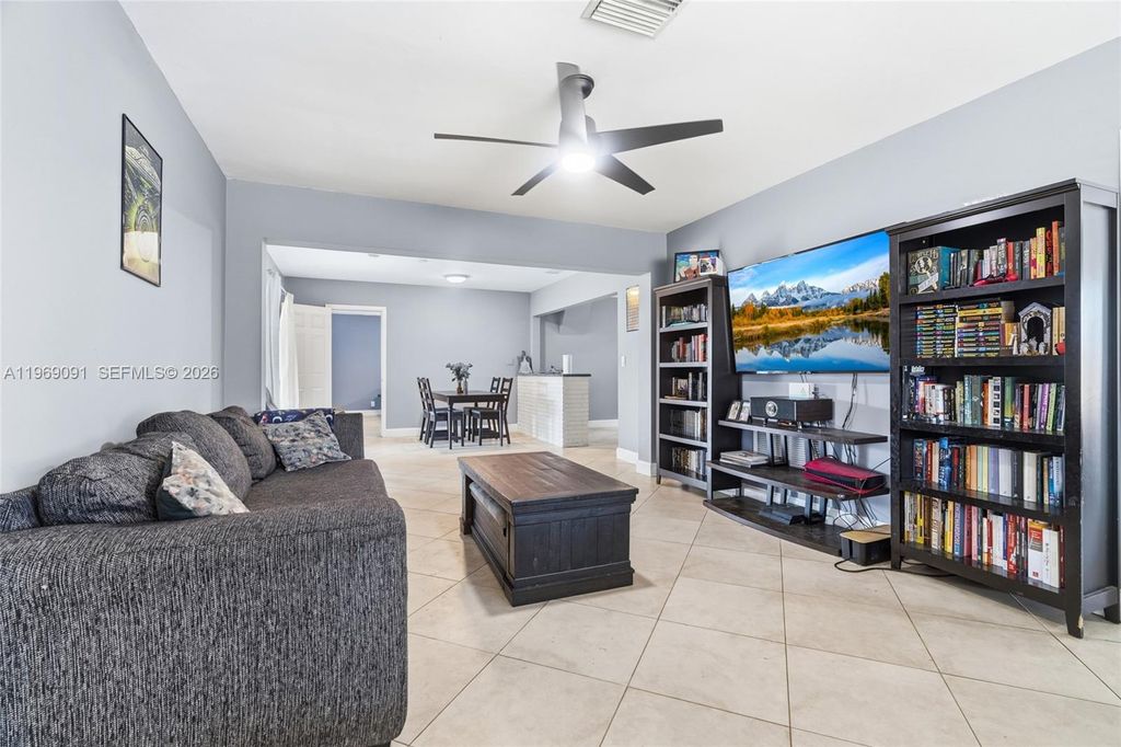 Photo of 822 N N 31st Rd, Hollywood, FL 33021 (MLS # A11969091)