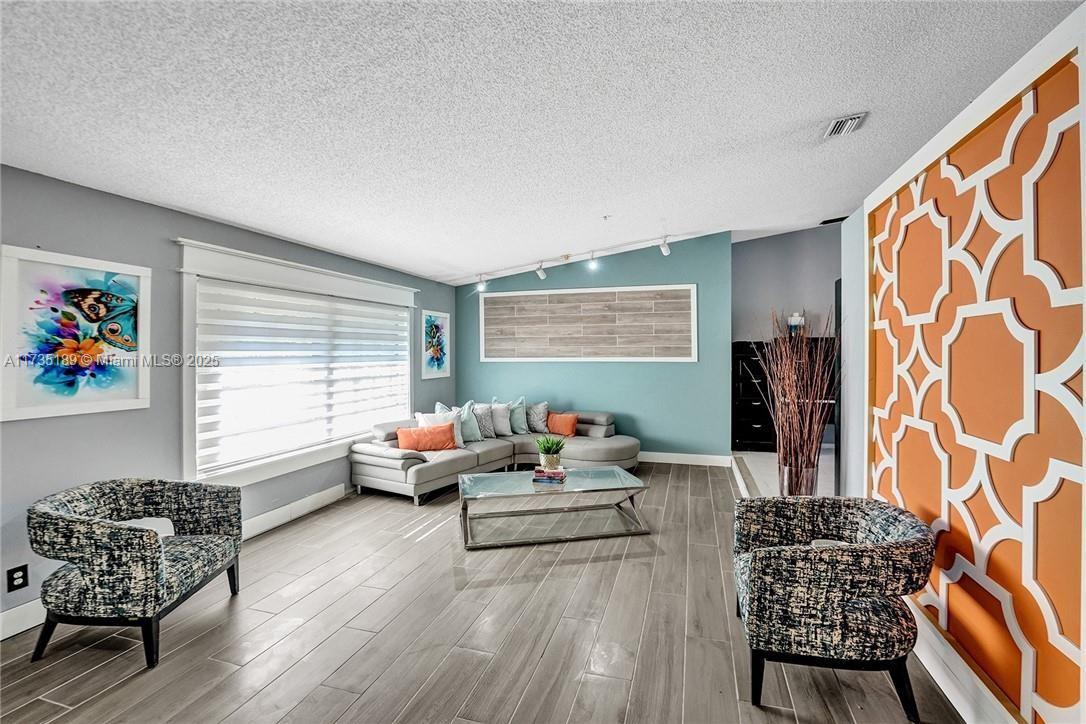 WINSTON PARK - Residential