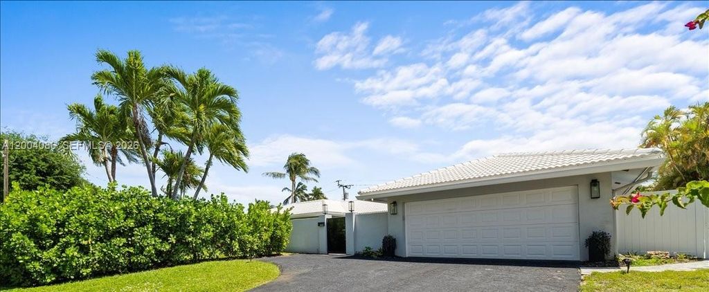 Photo of 2632 NE 35th St, Fort Lauderdale, FL 33306 (MLS # A12004086)