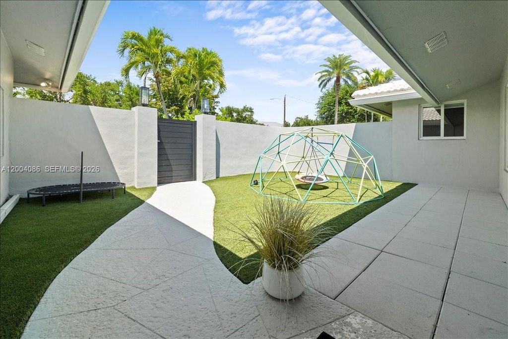 Photo of 2632 NE 35th St, Fort Lauderdale, FL 33306 (MLS # A12004086)