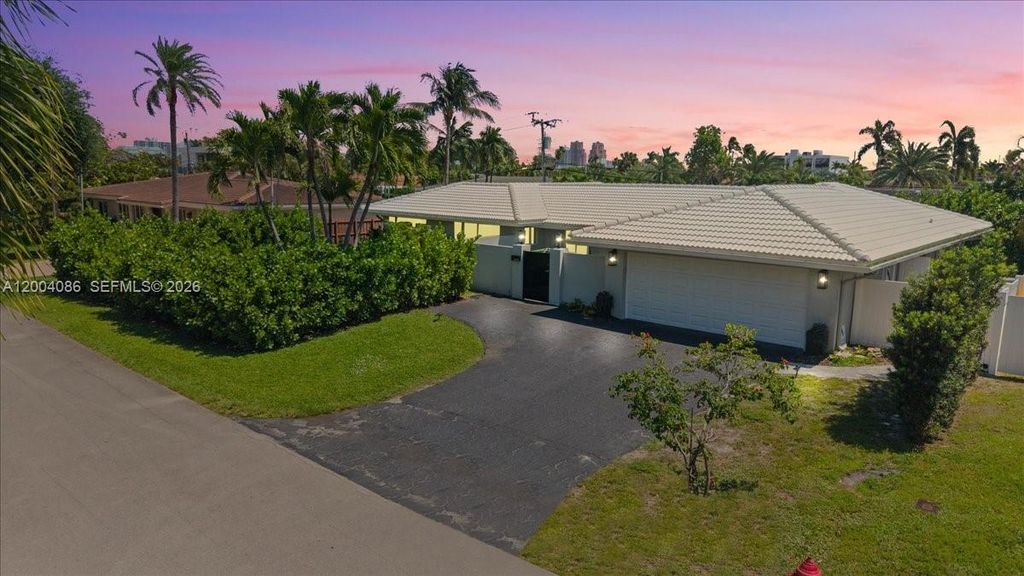 Photo of 2632 NE 35th St, Fort Lauderdale, FL 33306 (MLS # A12004086)