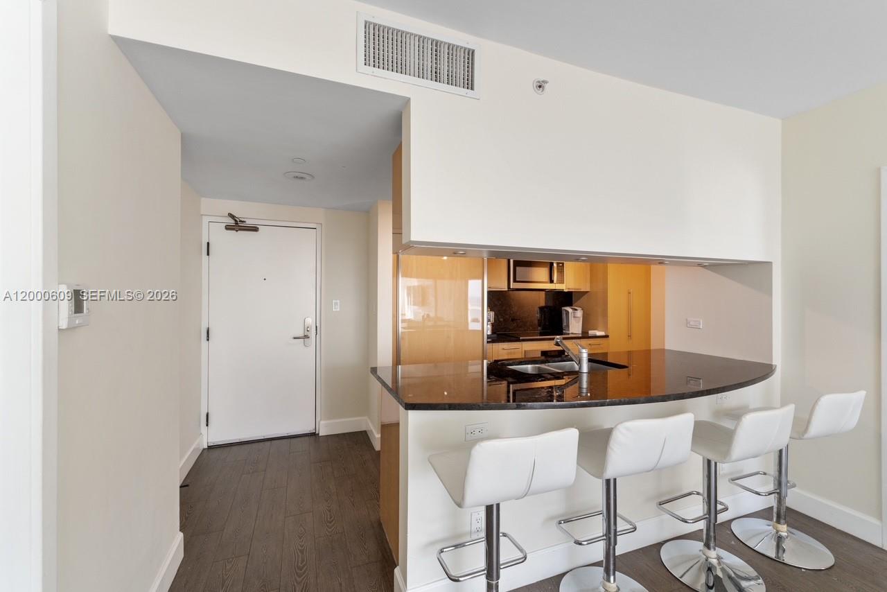 6801 Collins Ave LPH10