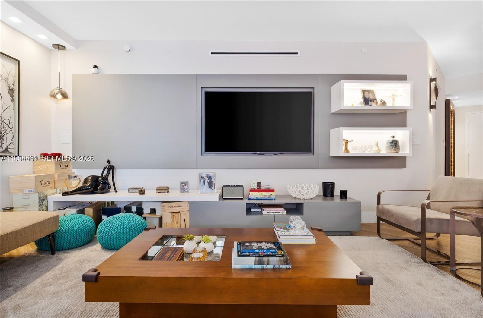 VILLA REGINA CONDO - Residential