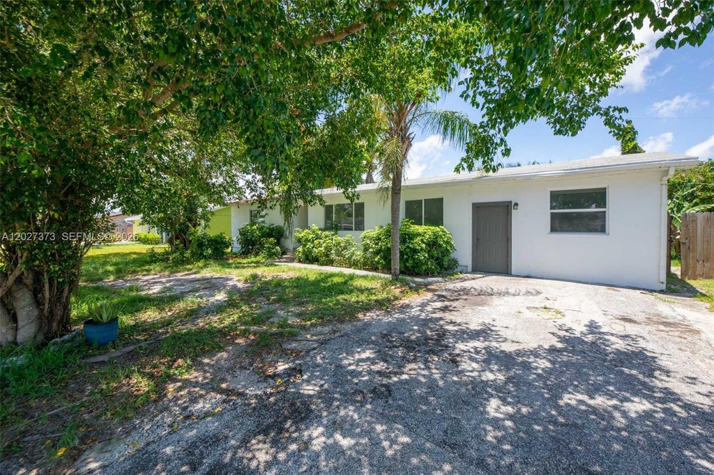 Photo of 3327 Sapphire Rd, Lake Worth, FL 33462 (MLS # A12027373)